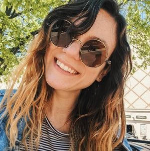 Meet your Posher, Caitlin